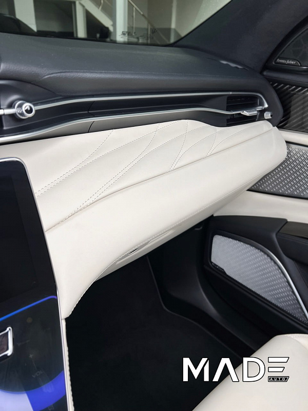 Перетяжка салона Maserati Grecale с декоративной строчкой, перфорацией и клише