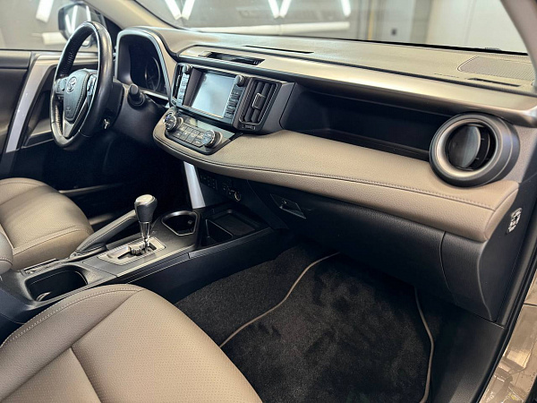 Перетяжка салона Toyota RAV4 кожей