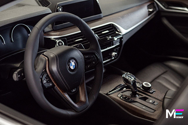 Обновление интерьера BMW 5 G30 с отделкой под дерево и шумоизоляцией