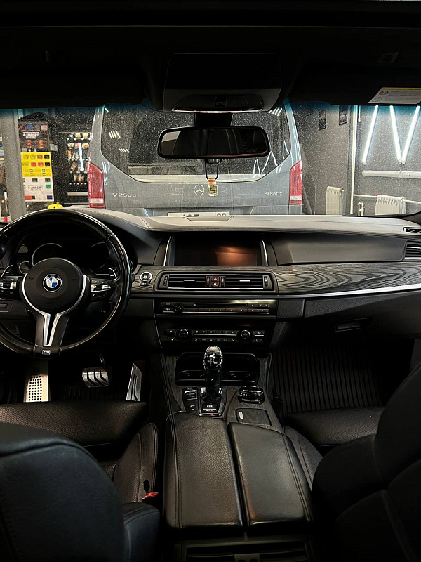 Замена декоративных планок BMW M550d F10 на тёмное брашированное дерево