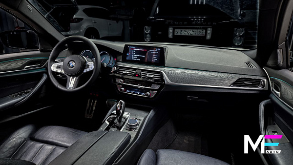 Открытая пора древесины в интерьере BMW 5 G30