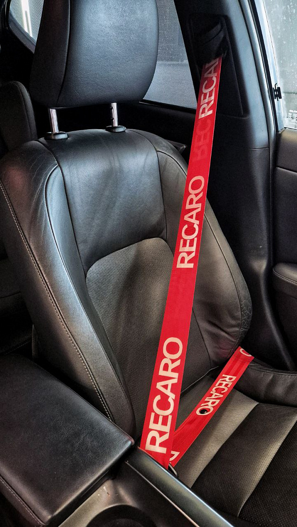 Замена ремней безопасности Lexus на красные RECARO