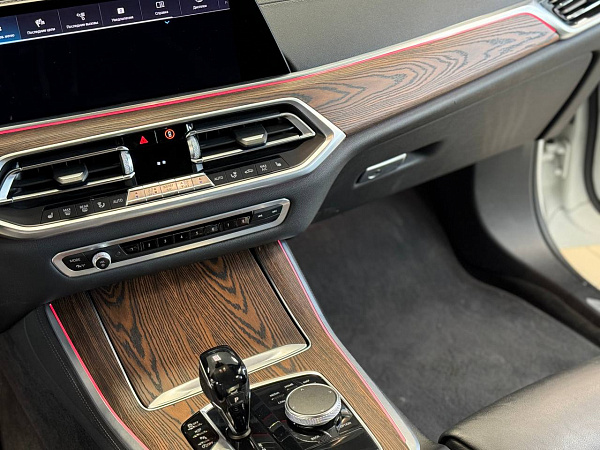 Аквапринт под коричневое брашированное дерево в салоне BMW X5 G05