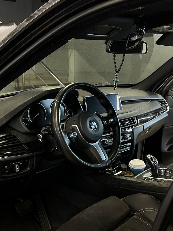 Замена серебристых планок BMW X5 F15 на тёмное брашированное дерево