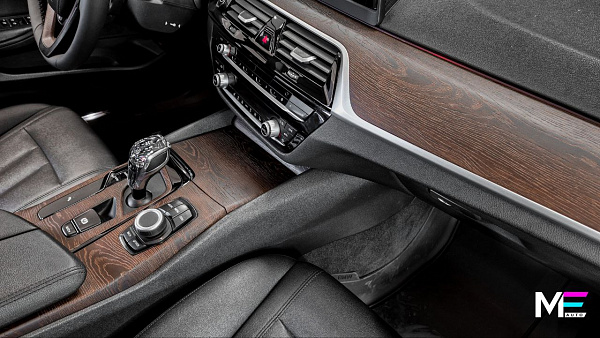 Обновление интерьера BMW 5 G30 с отделкой под дерево и шумоизоляцией