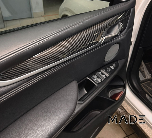 Аквапринт под карбон и перетяжка торпедо в алькантару для BMW X5 F15
