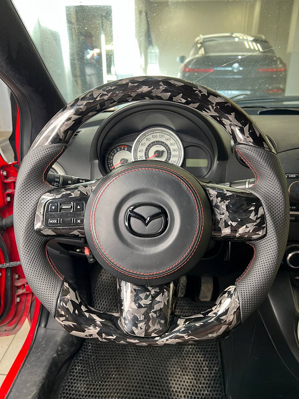 Ламинация руля кованым карбоном и перетяжка для Mazda 2