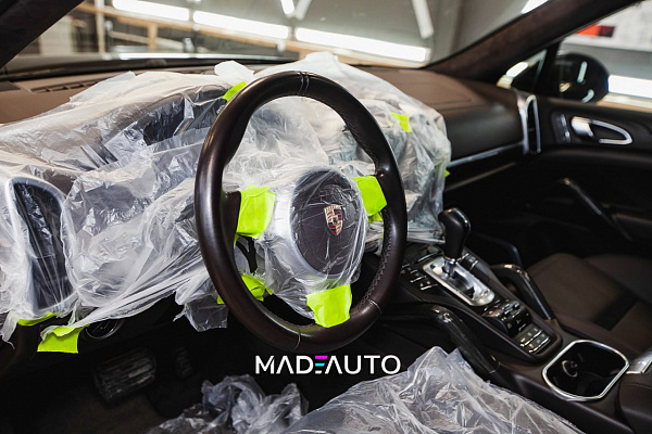 Реставрация салона Porsche Cayenne с покраской руля и дверной карты