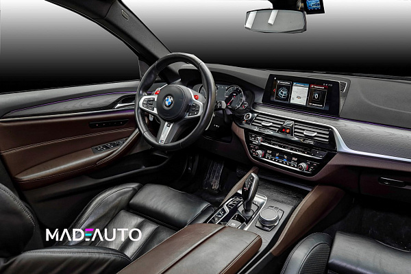 Черная брашировка в интерьере BMW 5 G31