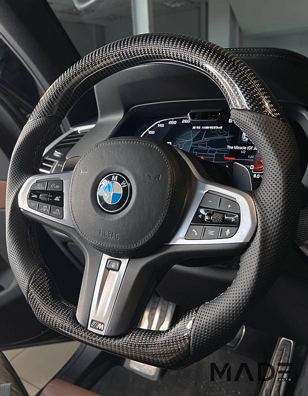 Изменение анатомии руля BMW X5 G05 с ламинацией карбоном и установкой подогрева