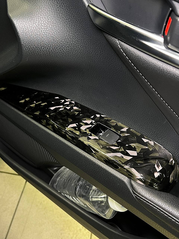 Кованый карбон, новая анатомия руля и зеркала для Toyota Camry