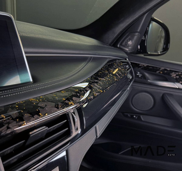 Отделка салона BMW X5 F15 кованым карбоном с золотой поталью