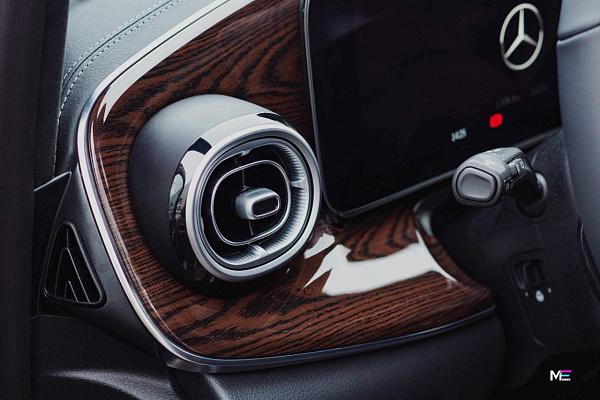 Тёплая эстетика дерева в интерьере Mercedes-Benz V-Class