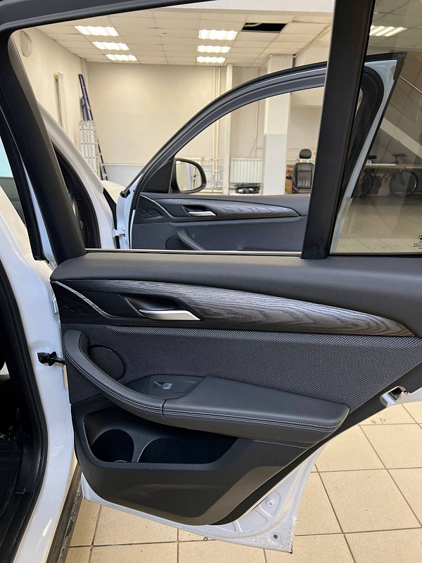 Аквапринт салона BMW X3 под брашированное дерево