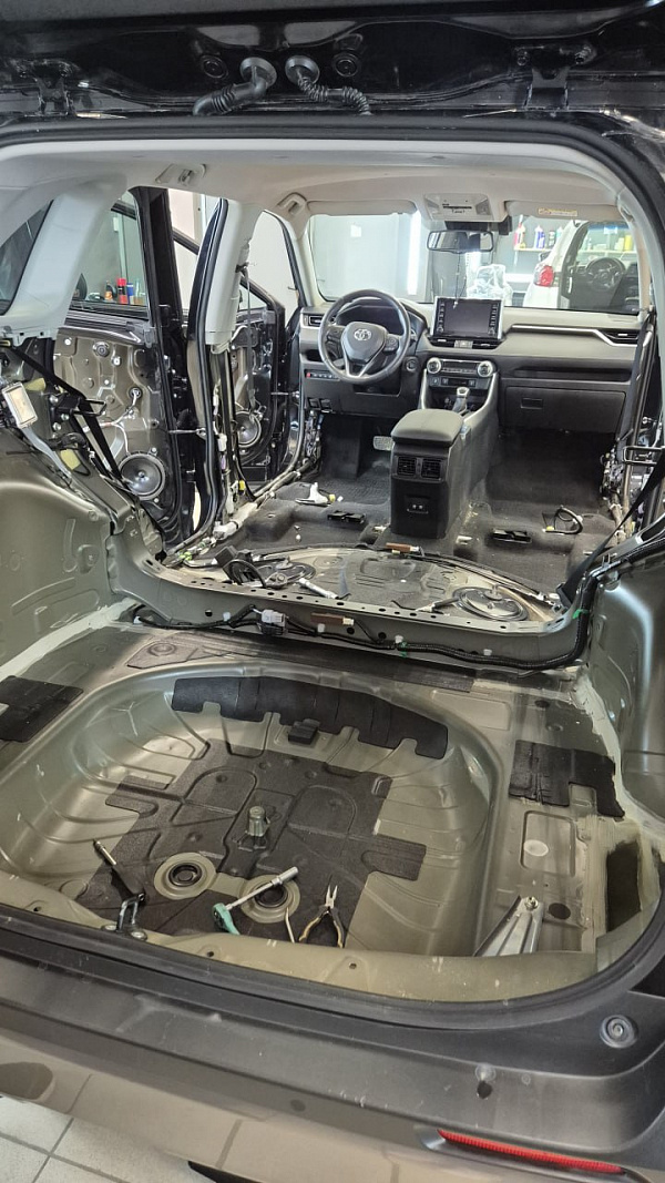 Полная шумоизоляция Toyota RAV4 с защитой колесных арок