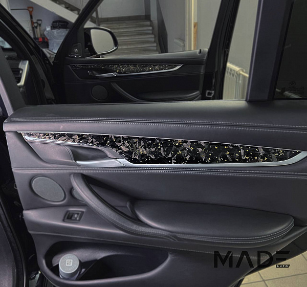 Отделка салона BMW X5 F15 кованым карбоном с золотой поталью