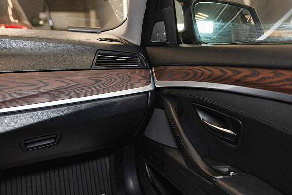 Открытая пора дерева в интерьере BMW 5 F10