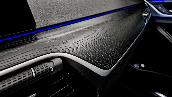 Обновление интерьера BMW 5 G30 с отделкой под черное дерево