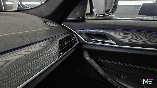 Открытая пора дерева в интерьере BMW 5 G30