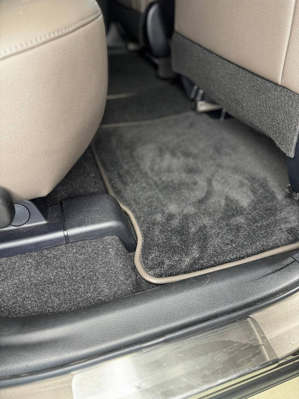 Перетяжка салона Toyota RAV4 кожей