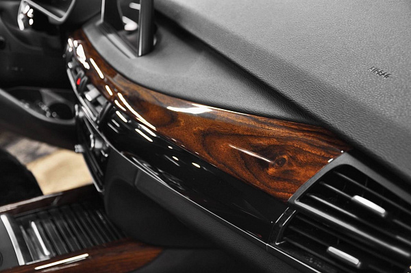 Аквапринт элементов салона BMW X5 F15 с текстурой сосны в коричневом кэнди