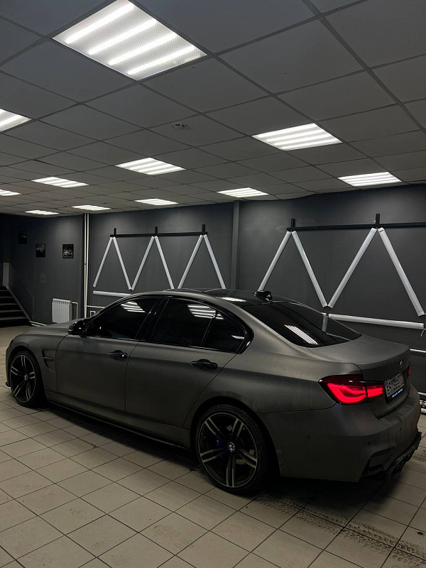 Черное брашированное дерево в салоне BMW F30