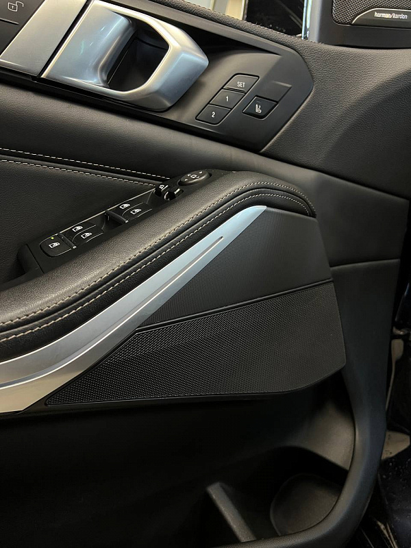 Брашированное дерево в интерьере BMW X5 G05