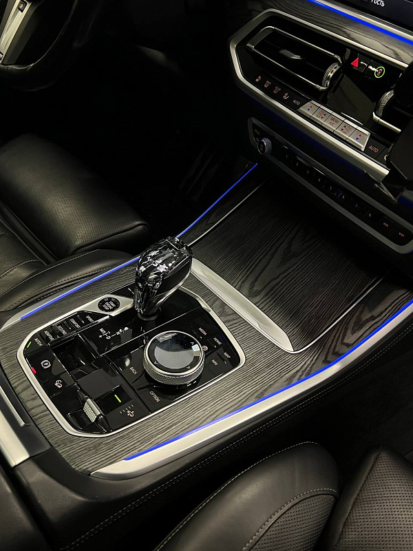 Брашированное дерево в интерьере BMW X5 G05