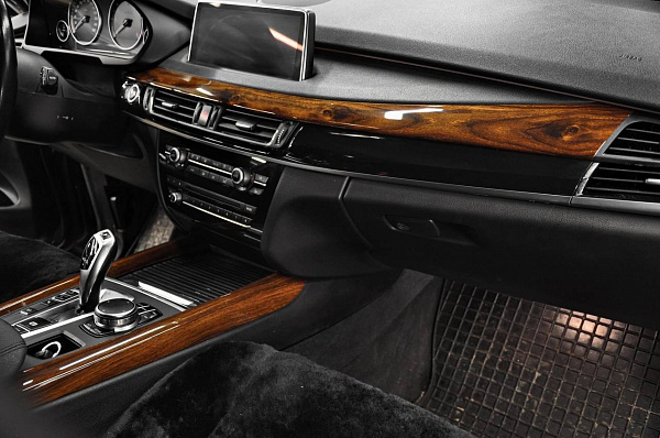 Аквапринт элементов салона BMW X5 F15 с текстурой сосны в коричневом кэнди