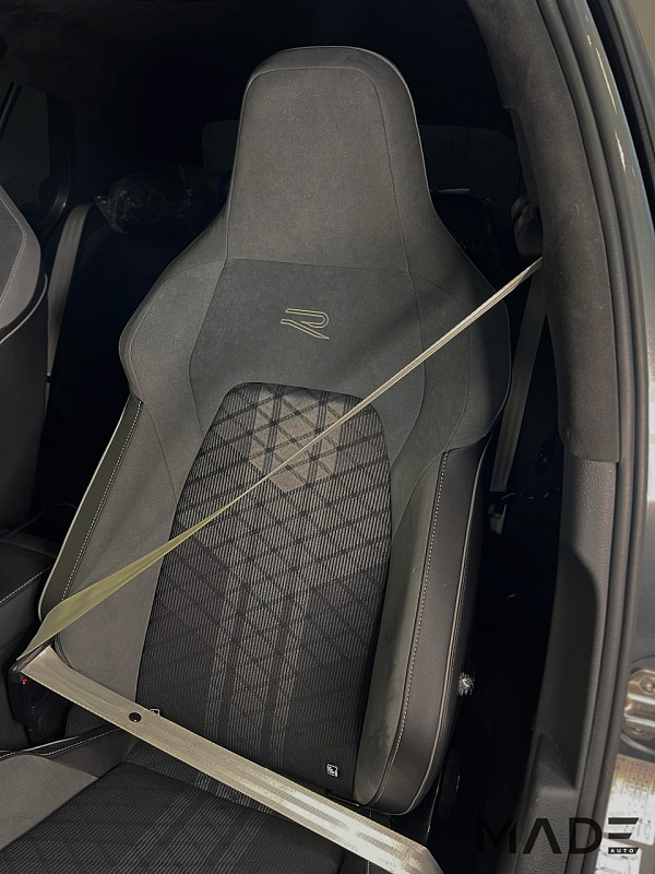 Комплексная доработка салона Volkswagen Golf с карбоном
