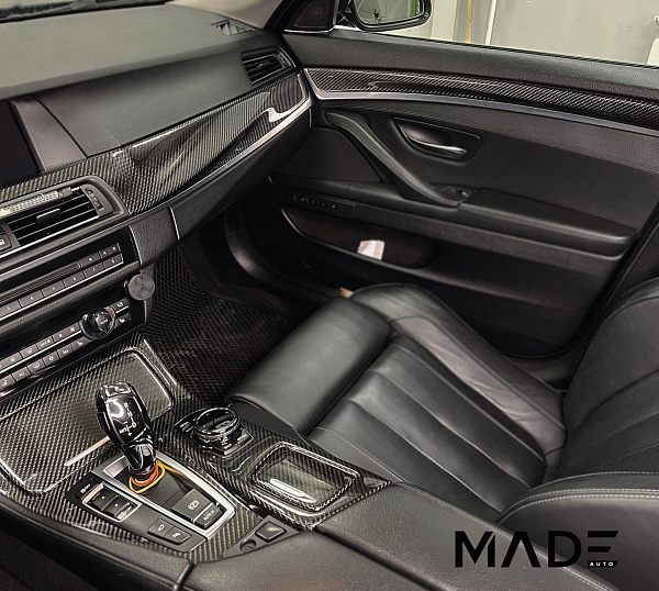 Ламинация карбоном деталей интерьера BMW 5 F10
