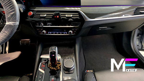 Классический карбон в салоне BMW M5 F90