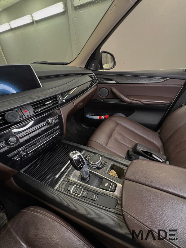 Аквапринт салона BMW X5 F15 под брашированное дерево