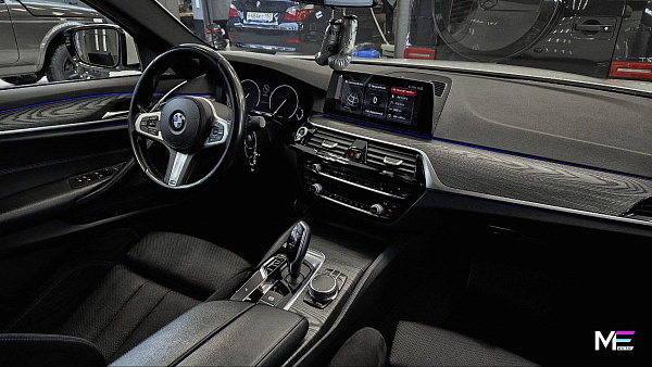 Открытая пора дерева в интерьере BMW 5 G30