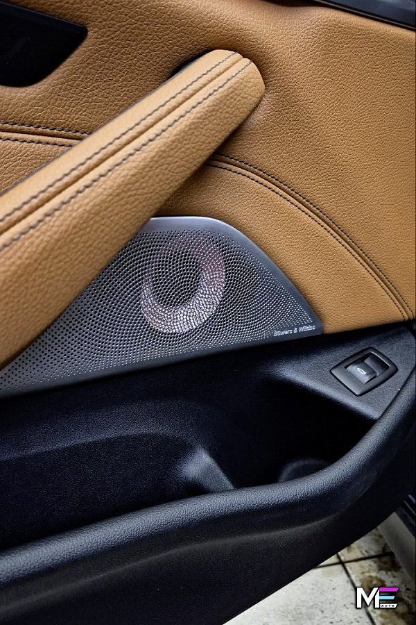 Серебристые сетки Bowers & Wilkins с подсветкой для BMW 5 G30