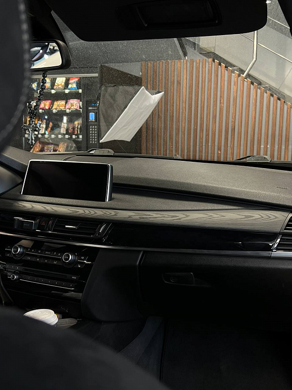 Замена серебристых планок BMW X5 F15 на тёмное брашированное дерево