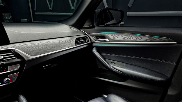 Открытая пора древесины в интерьере BMW 5 G30