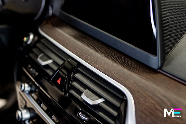 Обновление интерьера BMW 5 G30 с отделкой под дерево и шумоизоляцией