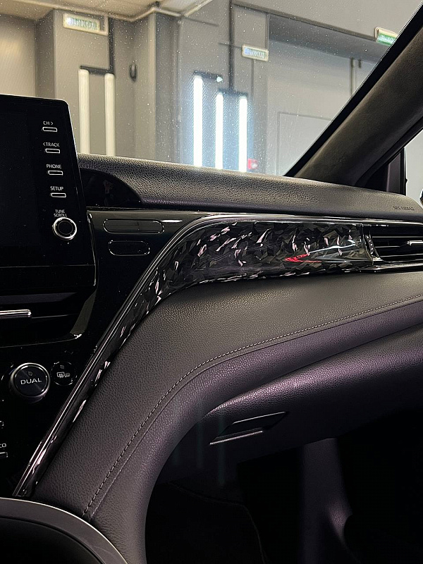 Кованый карбон, новая анатомия руля и зеркала для Toyota Camry