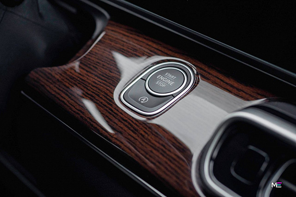 Тёплая эстетика дерева в интерьере Mercedes-Benz V-Class