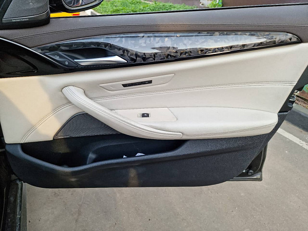 Кованый карбон в интерьере BMW 5 G30