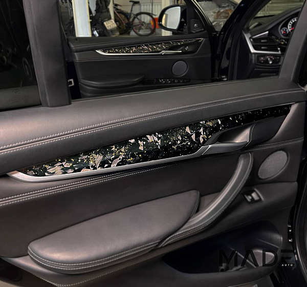 Отделка салона BMW X5 F15 кованым карбоном с золотой поталью