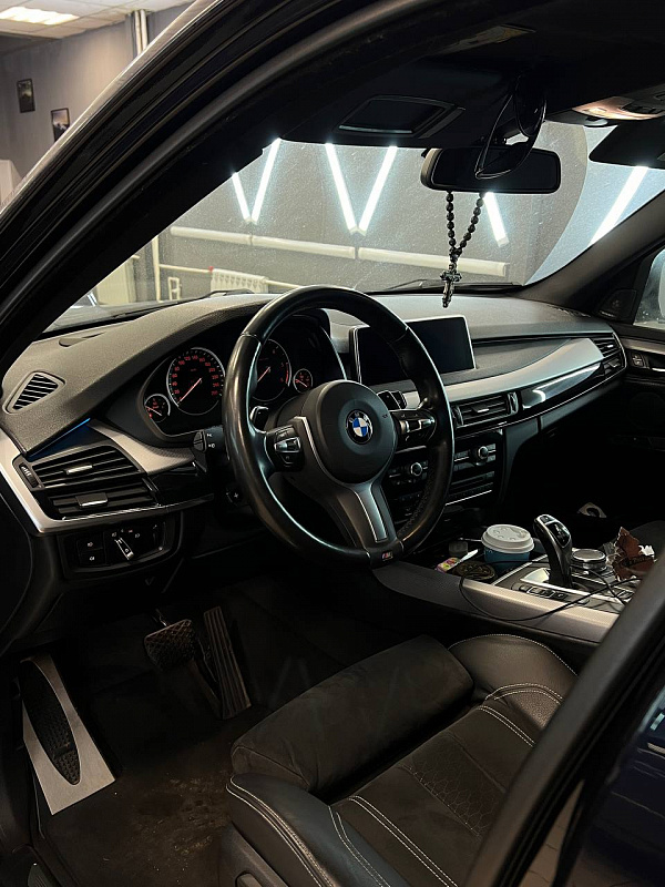 Замена серебристых планок BMW X5 F15 на тёмное брашированное дерево