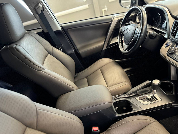 Перетяжка салона Toyota RAV4 кожей