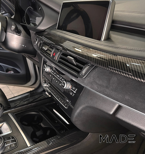 Аквапринт под карбон и перетяжка торпедо в алькантару для BMW X5 F15
