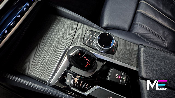 Открытая пора древесины в интерьере BMW 5 G30