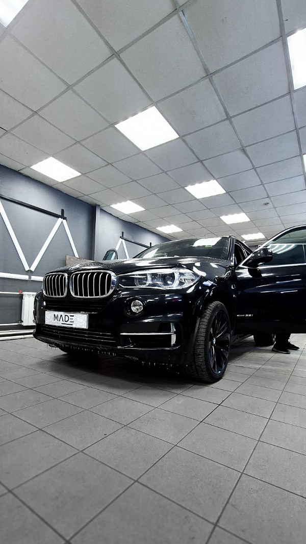 Кованый карбон с золотой поталью в салоне BMW X5 F15