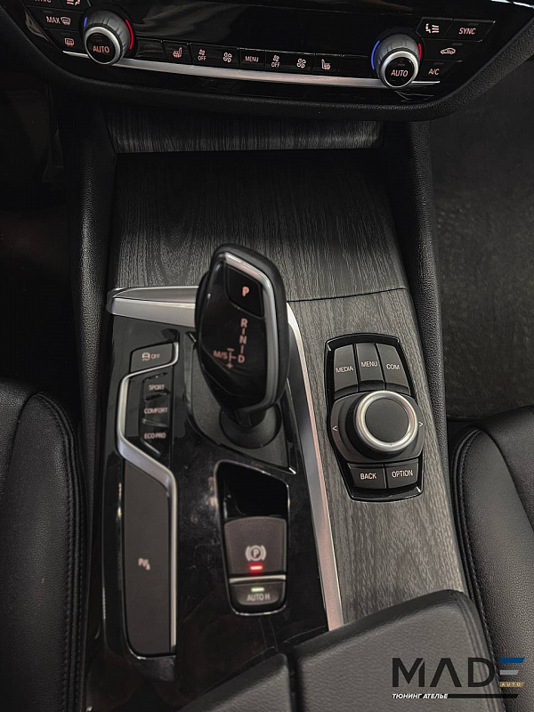 Аквапринт под дерево в салоне BMW 5 G30