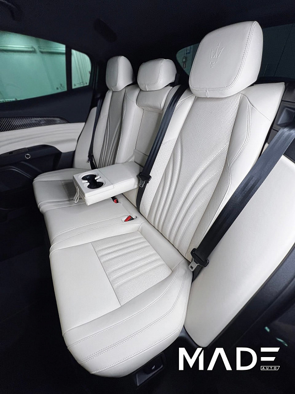 Перетяжка салона Maserati Grecale с декоративной строчкой, перфорацией и клише