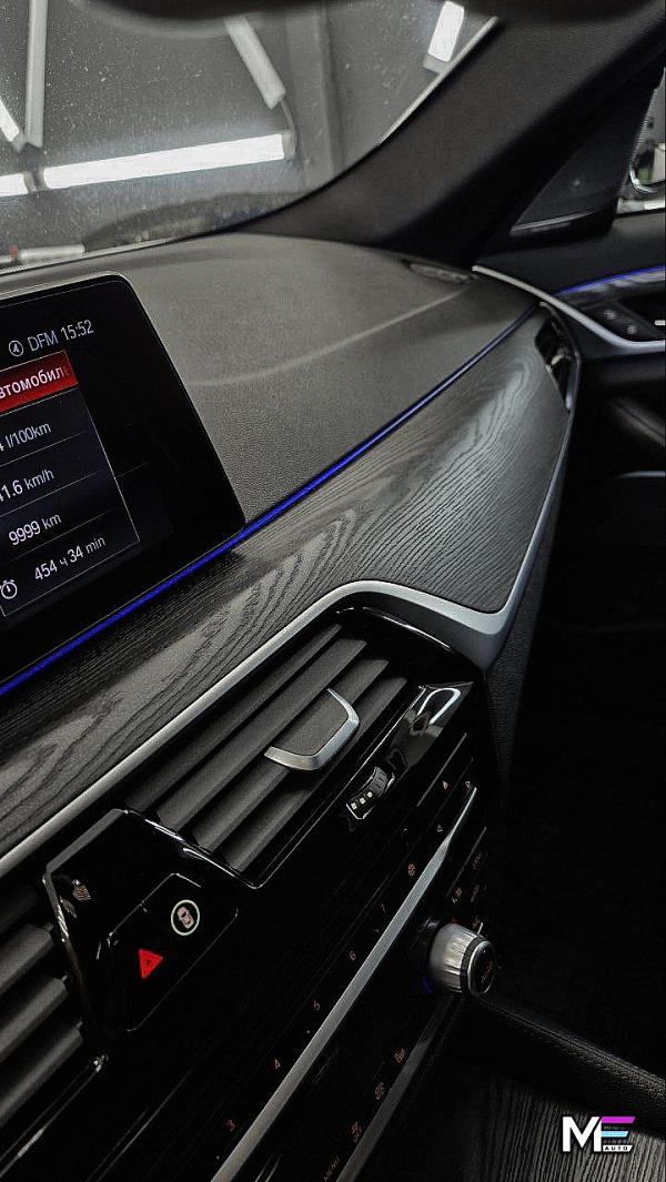 Открытая пора дерева в интерьере BMW 5 G30